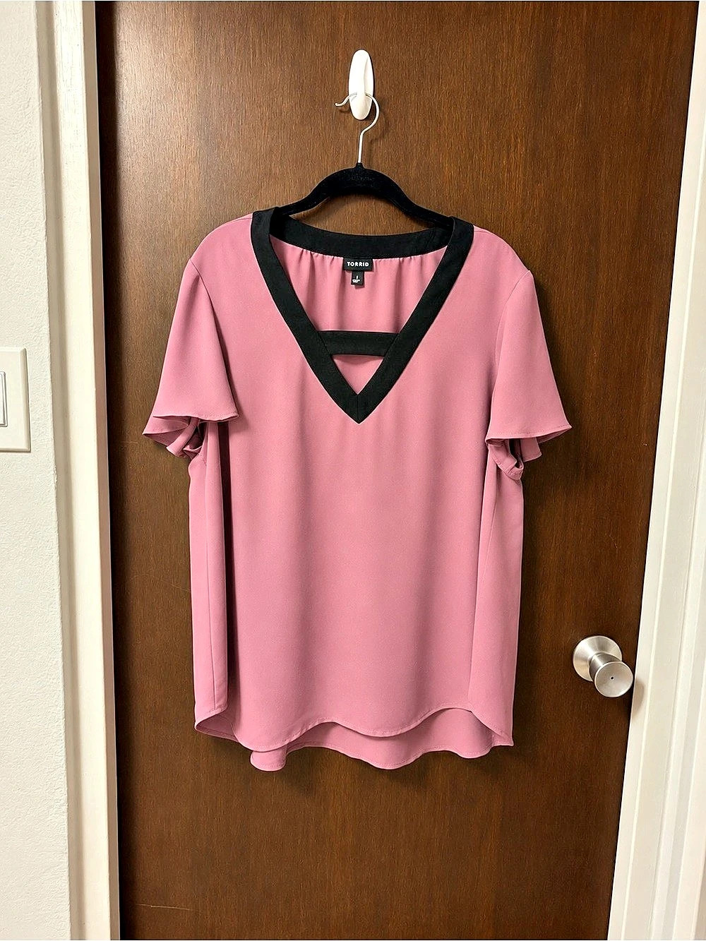 Torrid Mauve Black Trim Cutout V-Neck Flutter Sleeve Blouse 1X NWOT